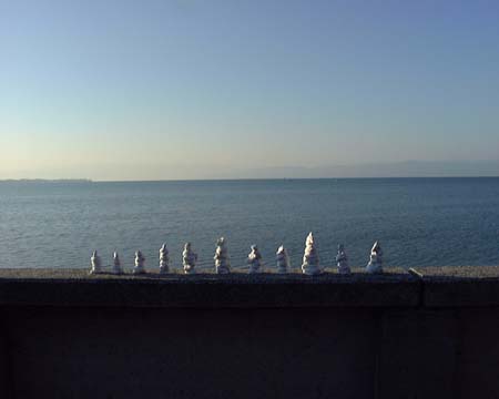 12-GHZ-Aussichtsplattform-am-Ufer